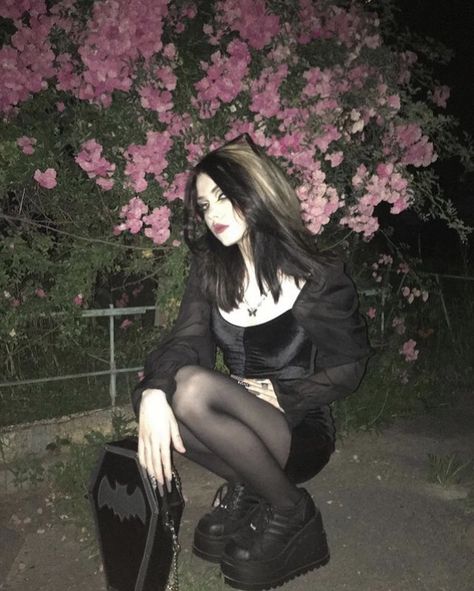 Edgy Photoshoot Grunge, Goth Poses, Gothic Poses, Goth Instagram, Grunge Beauty, Tumblr Goth, Goth Fits, Goth Outfit Ideas, Dress Kawaii