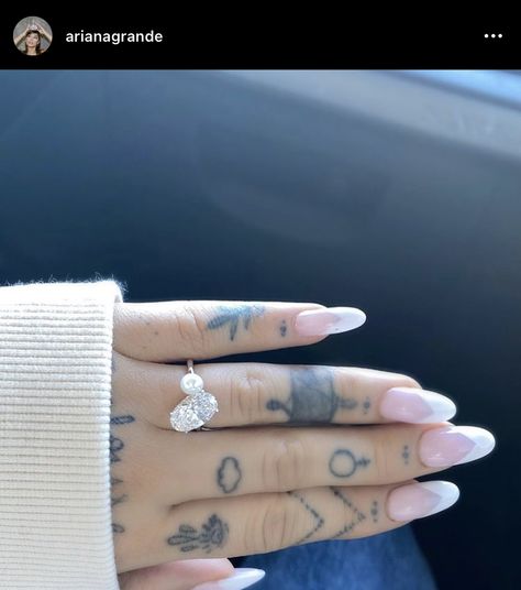 Ariana Grande Tattoos, Ariana Grande Tattoo, Finger Tats, Small Hand Tattoos, Popular Tattoos, Funky Nails, Creative Tattoos, Travel Tattoo, Finger Tattoos