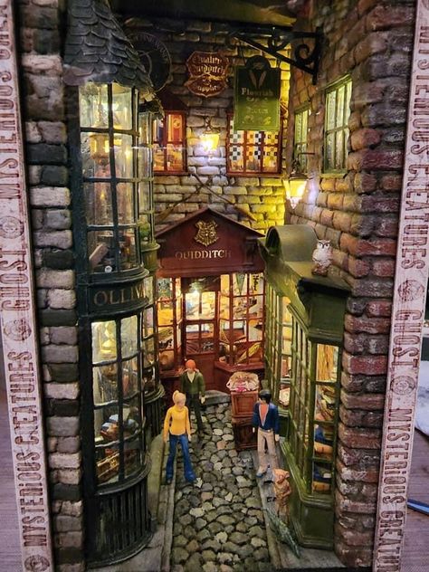 Booknook Harry Potter, Alley Diorama, Harry Potter Diorama, Diagon Alley Book Nook, Harry Potter Bookshelf, Bookshelf Diorama, Harry Potter Book Nook, Harry Potter Locations, Hogsmeade Village