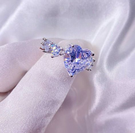 Purple Accessories Aesthetic, Princess Diamond Rings, Ringe Aesthetic, Cute Promise Rings, Pretty Jewelry Necklaces, Bedroom Murals, Cute Engagement Rings, Magical Jewelry, Jewelry Accessories Ideas