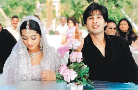 Vivah Vivah Movie, An Ideal Husband, Ideal Husband, Amrita Rao, Long Indian Hair, Romantic Photoshoot, Bollywood Couples, Shahid Kapoor, Vintage Bollywood