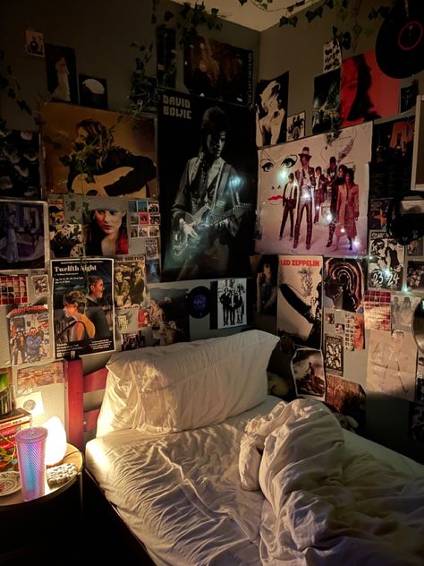 Black Wall Room Ideas Aesthetic, Rooms Dark Aesthetic, Dark Indie Room Aesthetic, 2000s Room Decor Grunge, Dark Y2k Bedroom, Room Ideas Aesthetic Grunge Y2k, Punk Bedroom Aesthetic Edgy, Y2k Grunge Bedroom Aesthetic, Room Y2k Aesthetic