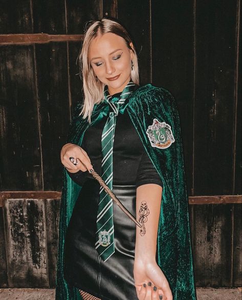 Female Draco Malfoy Costume, Draco Malfoy Costume Female, Women Harry Potter Costume, Diy Slytherin Costume, Slytherin Halloween Costume Women, Harry Potter Party Outfit, Harry Potter Disfraz, Draco Malfoy Costume, Disfraz Harry Potter