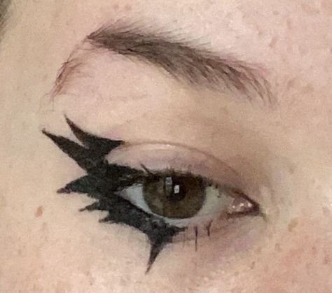 Eyeliner Inspo Goth, Eyeliner Ideas Alt, Eyeliner Looks Alt, Goth Eyeliner Looks, Alt Eyeliner Styles, Eyeliner Looks Goth, Alt Makeup Ideas, Punk Eyeliner, Eyeliner Alt