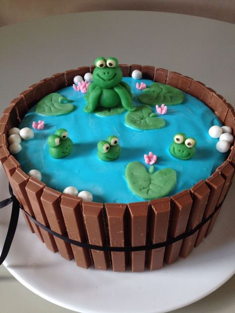 Pond Cake, Frog Cupcakes, Themed Baby Shower Ideas, Kitkat Cake, Island Cake, Frog Cake, Frog Birthday, Green Frogs, Animal Cakes