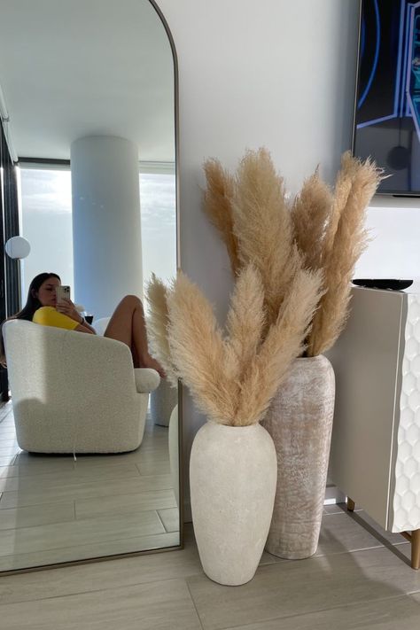 Pampas And Plant Decor, Vase In Front Of Mirror, Pampas Floor Arrangement, Neutral Appartement, Beige Aesthetic Room Decor, Neutral Bedroom Accessories, Minimalist Apartment Decor Ideas, Aesthetic Salon Interior Design, House Decor Ideas Living Room