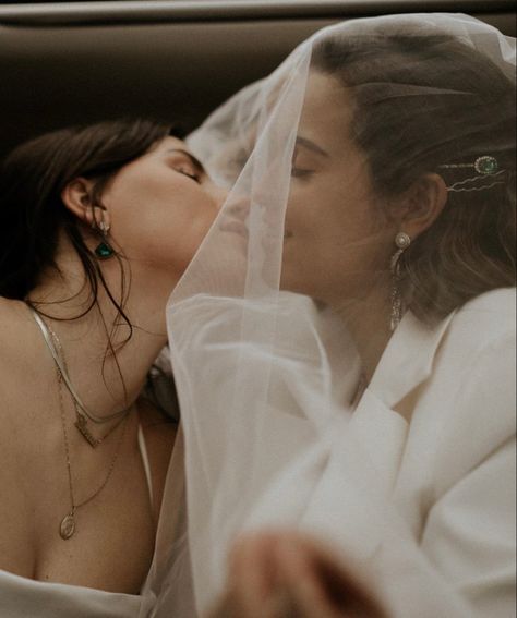 Two Brides Wedding Photography, Wlw Wedding Photos, Lesbian Wedding Pictures, Two Women Wedding, Wlw Wedding Ideas, Wlw Engagement Photos, Lesbian Wedding Photography Poses, Wlw Marriage, Wlw Wedding Aesthetic