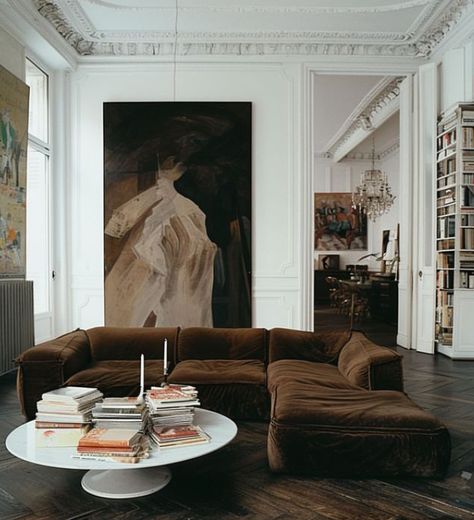 Color Drenching Living Room Beige, Grand Interior Design, Old Furniture In Modern Home, Art Gallery Living Room, Parisian Apartment Aesthetic, Parisian Modern, Modern Eclectic Living Room, Interior Design Aesthetic, Living Colors