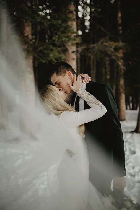 Wedding Winter Photography, Winter Wedding Photography Outdoor, Winter Wedding Couple Photos, Winter Bridal Photoshoot, Wedding Photography Winter, December Wedding Photos, Winter Wedding Portraits, Winter Wedding Poses, Winter Wedding Outdoor