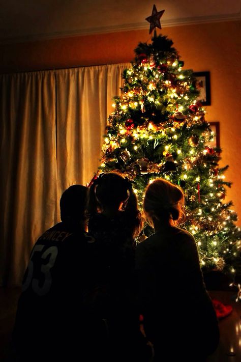 Christmas Fireplace Family Photos, Christmas Tree Photoshoot Indoor, Family Around Christmas Tree, Christmas Tree Photoshoot Family, Happy Family Christmas, Christmas Tree Photoshoot, Family Christmas Pictures, Christmas Shoot, Tree Photo