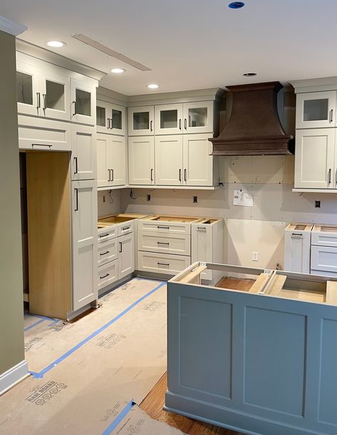 𝙤𝙪𝙩 𝙬𝙞𝙩𝙝 𝙩𝙝𝙚 𝙤𝙡𝙙 𝙖𝙣𝙙 𝙞𝙣 𝙬𝙞𝙩𝙝 𝙩𝙝𝙚 𝙣𝙚𝙬 🤩 This remodel still has a ways to go but these brand new cabinets are looking amazing!⁠ ⁠ #newcabinets #cabinetinstallation #whitecabinets #kitchenremodel #kitchenrenovation #kitchendemo #demo #homeremodel Old House Remodel, New Cabinets, Old Home Remodel, Installing Cabinets, New Cabinet, Remodel Kitchen, Kitchen Room Design, House Remodel, White Cabinets