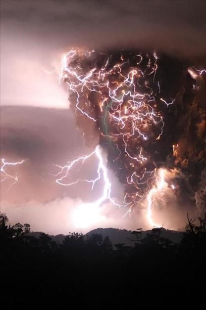 -- electric -- Volcanic eruption in Chile in 2011. Ash clouds often produce violent lightning. Wild Weather, Foto Tips, Natural Phenomena, Alam Yang Indah, Pics Art, Poetry Books, Science And Nature, Tornado, Landscape Photos