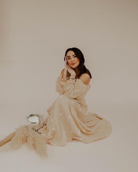 Whimsical Studio Photoshoot, Romantic Studio Photoshoot, Prom Studio Photoshoot Ideas, Studio Photoshoot Ideas Dress, Neutral Studio Photoshoot, Boho Photoshoot Studio, Boho Portraits, White Backdrop Photoshoot, Plant Photoshoot