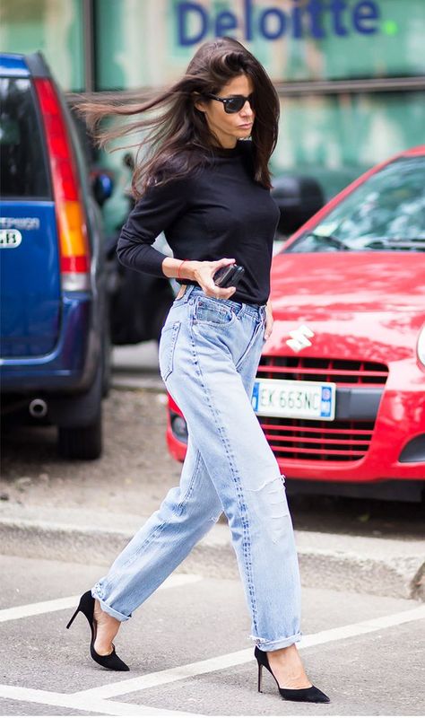 How to wear mom jeans: black long sleeved top and black pumps Barbara Martelo, Mom Jeans Black, Mum Jeans, Looks Jeans, Emmanuelle Alt, Mode Jeans, Outfit Jeans, Black Long Sleeve Shirt, Jeans Mom