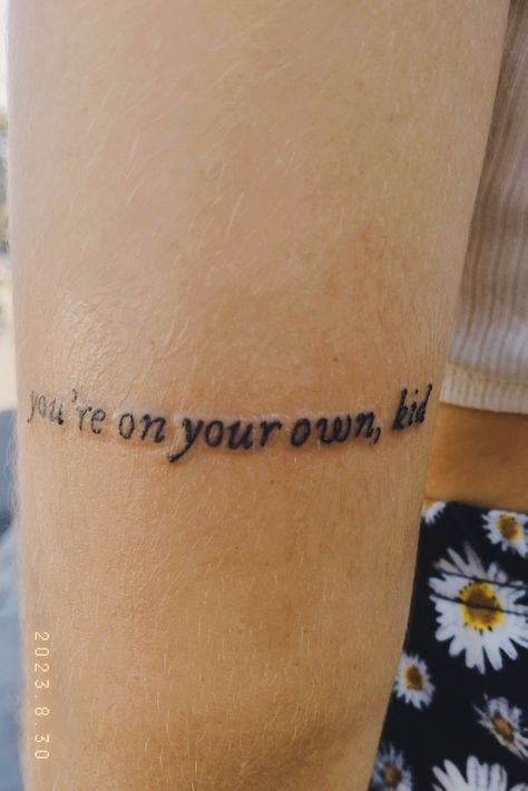 tatuagem escrito you're on your own, kid. na parte de trás do braço Glass Child Tattoo Ideas, Pitch Perfect Tattoo, You Re On Your Own Kid Tattoo, Your On Your Own Kid Taylor Swift Tattoo, You're On Your Own Kid Tattoo, Youre On Your Own Kid Tattoo, You’re On Your Own Kid Tattoo, Yoyok Taylorswift Tattoo, Youre On Your Own Kid Taylor Swift