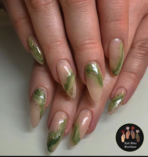 Green Nails Jade, Green Nails Fairycore, Elven Nails Designs, Prom Nails Gold And Green, Woodland Fairy Nails, Fairy Vibe Nails, Green Glitter Nail Art, Earthy Nails Acrylic Almond, Fairy Green Nails