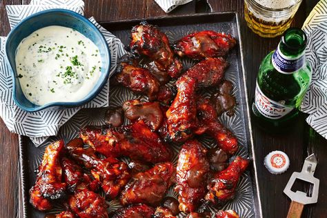 These sticky Guinness chicken wings are the perfect starter for when family and friends are around on the weekend. Guinness Chicken, Beer And Food Pairing, 40 Th Anniversary, Brewery Food, Irish Chicken, Sticky Chicken Wings, Dinner Main Dishes, Beer And Food, Baked Wings