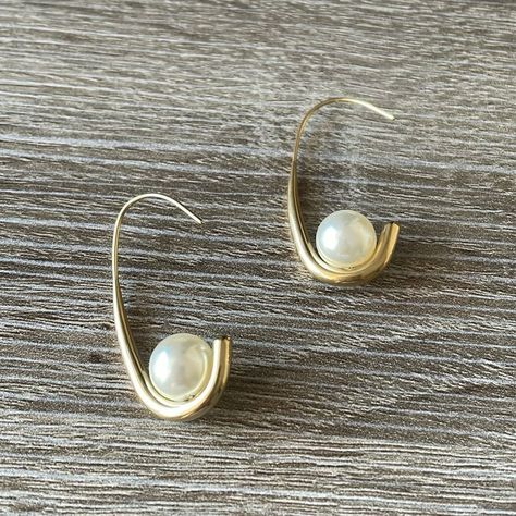 Bohemian Pearl Hoop Earrings In 18k Gold Plated Hardware New (Boutique Packaging) **Let Me Know If You Like To Bundle With Another Listing! **I Always Accept Reasonable Offers Cute Earrings Cute Jewelry Dainty Jewelry Summer Vacation Cute Outfits Trendy Jewelry Formal Jewelry Wedding Earrings Lovers Gift Holiday Gift Gift For Her Tags : Anthro Anthropologie Free People We The Free Zara Zara Jewelry Lili Pulitzer Kendra Scott 8 Other Reasons Lili Clasps For Love And Lemons Ettika Shashi Natalie B Jewelry Five And Two Casa Clara Baublebar Petite Moments The M Jewelers Ny Anton Heunis Amber Sceats Jewelry Formal, White Flower Earring, Anthropologie Jewelry Earrings, Vintage Stud Earrings, Formal Jewelry, Zara Jewelry, Jewelry Summer, Jewelry Dainty, Heart Dangle Earrings