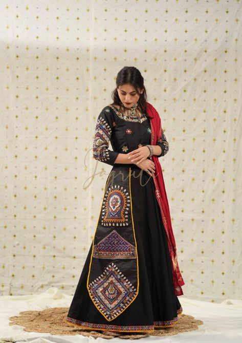 The black chaniya choli serves as a timeless base, while the red dupatta adds a bold and vibrant touch . The kachi patches with kodi work brings intricate embroidery and embellishments, enhancing the overall beauty of the outfit. #chaniyacholielegance #labeljagruti #katchipatches #ethnicwear #culturalfashion #desillook #stunningensemble #embroidery #festivalattire #enhancingembellishments #navratri2023 #ahmedabadchaniyacholi Red Chaniya Choli, Black Chaniya Choli, Kachhi Work, Kurti Black, Red Dupatta, Festival Attire, Chaniya Choli, Intricate Embroidery, Dress Party