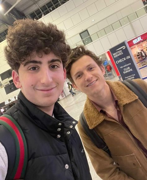 Tom Holland 2023, Tom Holland With Fans, Tomholland Spiderman, Peter Spiderman, Billy Elliot, Tom Holland Peter Parker, Fan Picture, Fred Astaire, February 15