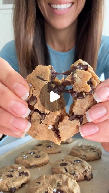 Lindsay Keosayian | Healthy Foodie 👩🏻‍🍳 on Instagram: "Chocolate Chip Chickpea Cookies 🍪   These are so soft and fudgy and you would never even know they contain chickpeas! Plus they’re high in protein with no refined sugar! IB: @theconsciousplantkitchen   You’ll need: 1 can chickpeas, drained and rinsed (15 oz can) 3/4 cup organic creamy peanut butter (can sub almond, cashew, or sunflower seed butter) 1/3 cup pure maple syrup 
1/4 cup oat flour 2 tsp vanilla extract 1 tsp baking powder 1/4 tsp sea salt 1/2 cup dark chocolate chips optional topping: flaky salt  1. In a food processor, combine all ingredients (minus the chocolate chips) until smooth.  2. Stir in chocolate chips. 3. Roll the mixture into balls and place on a parchment lined baking sheet. It helps to use meal prep gloves Gooey Chocolate Chip Cookie Recipe, Pea Cookies, Chocolate Chip Cookies Healthy, Lindsay Keosayian, Chickpea Chocolate Chip Cookies, High Protein Cookies, Sunflower Seed Butter, Chickpea Cookies, Gooey Chocolate Chip Cookies