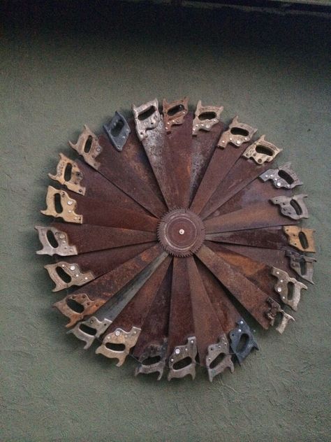 Antique Saw Art...' Round Saw Blades Repurposed, Antique Saw Decor, Handsaw Art, Hand Saw Art Ideas, Saw Art, Steel Welding, Horseshoe Projects, Repurposed Art, Hand Saws