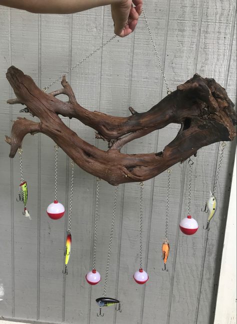 Fishing Lure Windchime, Old Fishing Rods Ideas, Old Fishing Lures Crafts, Fishing Decor Diy, Fishing Pole Craft, Fishing Lure Decor, Diy Fishing Decor, Rustic Fishing Decor, Diy Fishing Gifts