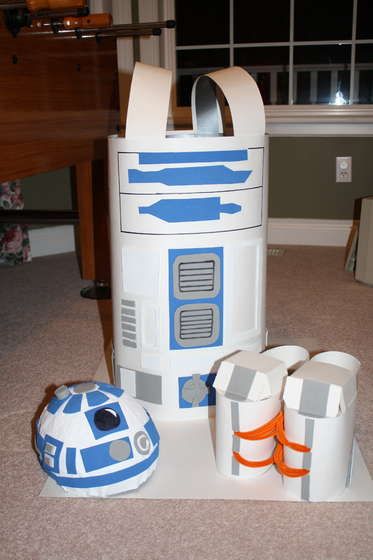 For Dallin? use Fabric or felt instead of posterboard to make it more comfortable. School Glue Crafts, R2d2 Costume, Star Wars Costumes Diy, Disfraz Star Wars, Glue Craft, My Halloween Costume, Star Wars Diy, Star Wars Halloween, Hallowen Costume