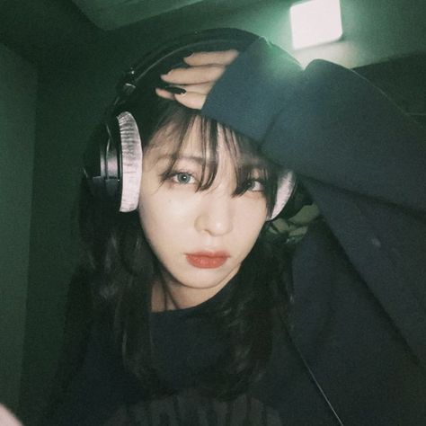 Fromis 9 Chaeyoung, Chaeyoung Fromis 9, Fromis 9 Icons, Chaeyoung Twice, If I Stay, Pledis Entertainment, Cat Ear Headphones, Instagram Update, Mbti