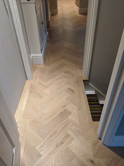 Floor With Border, Hallway Herringbone Floor, Herringbone Bedroom Floor, Wooden Hallway Floor, Hallway Wooden Floor, Hall Flooring Ideas, Wide Herringbone Wood Floor, Herringbone Floor With Border, Parquet Flooring Hallway