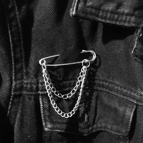 Chain Accessories Grunge, Safety Pin Accessories, Safety Pin Aesthetic, Punk Accessories Diy, Grunge Accessories Diy, Diy Goth Accessories, Alternative Accessories, Punk Fashion Diy, Safety Pin Jewelry