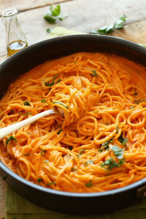 Gebratene Paprika Pasta! Vegan #, # Glutenfree, 10 Zutaten und so cremig und lecker Creamy Sauces, Pasta And Sauce, Meatless Pasta, Nutritious Dinner, Semolina Flour, Dinner Experience, Roasted Red Pepper Pasta, Red Pepper Pasta, Pepper Pasta