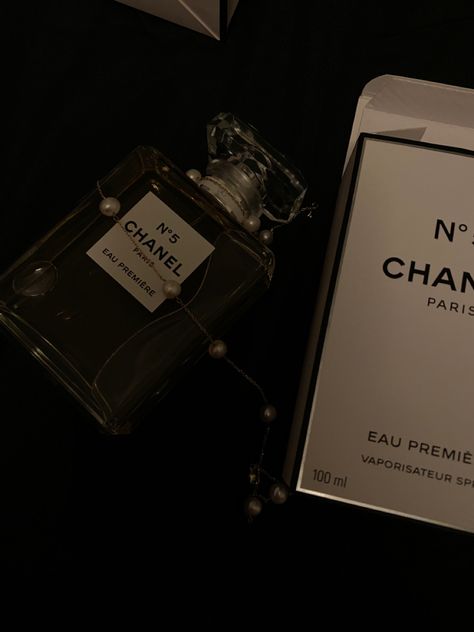 A photo of a Chanel number 5 perfume decorated with pearls, dark mood lighting. Rich Life Aesthetic Dark, Perfume Aesthetic Dark, Lana Del Rey Old Money, Bougie Aesthetic, Chanel Number 5, Aesthetic Pearls, Aesthetic Chanel, Widget Pics, Lily Calloway