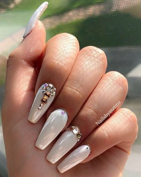 White And Silver Nails With Rhinestones, Chrome Nails With Jewels, White Chrome Nails With Rhinestones, White Nails With Righnstones, White Nails Crystals, White Chrome Nails With Gems, Silver Chrome Nails With Rhinestones, White And Silver Nails, Florida Nails