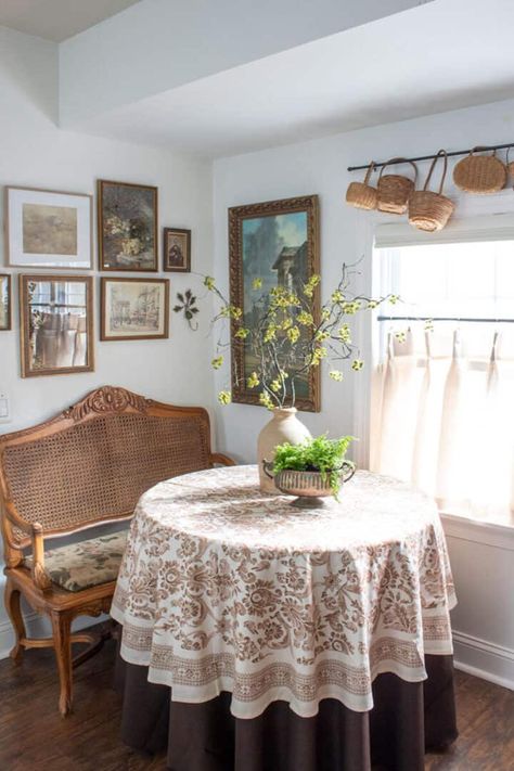 Love Seat Breakfast Nook, English Breakfast Nook, Small Breakfast Nook Ideas Cozy, Small Cottage Kitchen Table, Small Home Dining Table, English Cottage Breakfast Nook, Small Breakfast Room Ideas, Small Kitchen Nook Ideas, Vintage Breakfast Nook