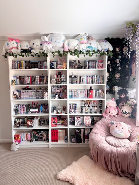 Corner Shelf Aesthetic, Game Room Corner Ideas, Cute Reading Nook, Reading Corner Aesthetic, Anime Shelves, Reading Corner Bedroom, Reading Nook Ideas For Adults, Plush Shelf, Manga Shelving