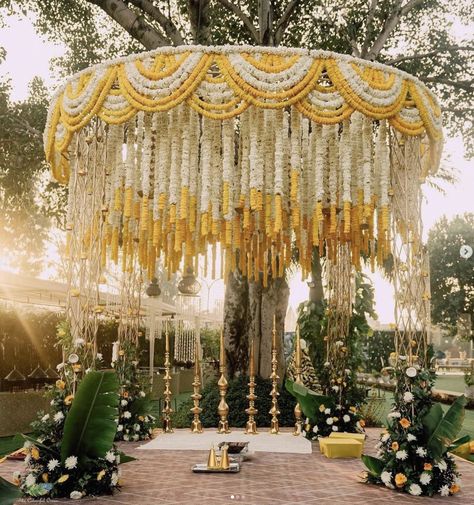 Wedding Mandap Outdoor, Indoor Indian Wedding Decorations, Reception Outdoor Decor, Outdoor Haldi Decoration, Simple Indian Wedding Decorations, Haldi Entrance Decor, Phera Mandap Decor, Wedding Mandap Decoration, Indian Wedding Mandap