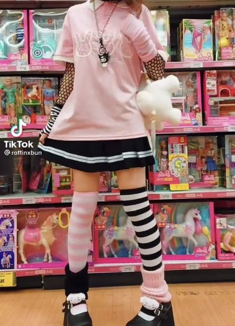 Kawaii Gamer Girl Outfit, Pink Hoodie Outfit, Gamer Girl Outfit, Pink Goth, Pink Games, Pastel Goth Fashion, Pet Stuff, Girl Fits, Hoodie Outfit