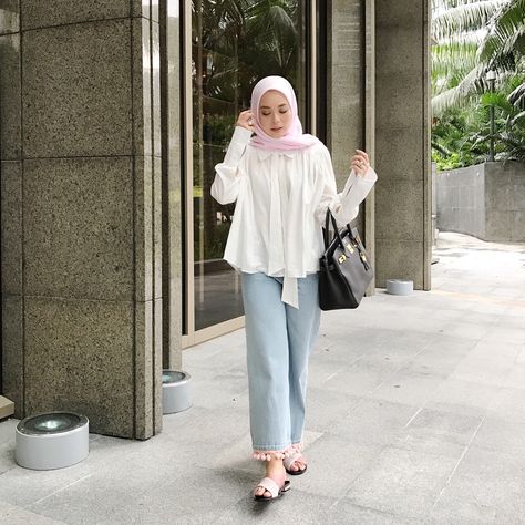 24.5k Likes, 41 Comments - Vivy Yusof (@vivyyusof) on Instagram: “This dUCk is called Birthday Cake and I feel like I should get a present every time I wear it.…” Casual Muslim Outfits, White Blouse Outfit, Turkey Fashion, Hijab Fashion Summer, Hooded Sweatshirt Dress, Hijab Fashionista, Modern Hijab Fashion, Hijab Style Casual, Muslim Fashion Hijab