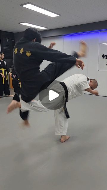 KANG JUN (공권유술) on Instagram: "Tornado kick that flies humans away 

#martialarts #Korea🇰🇷 #exercise #training 
#Hapkido #kangjun #Jiujitsu #BJJ #Judo #karate #boxing #MMA #kungfu #selfdefence" Tornado Kick, Judo Karate, Kang Jun, The Artist Movie, Hapkido, Martial Artist, Judo, Tornado, Kung Fu