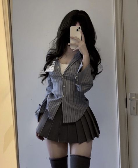 Cute Mini Skirt Outfits Korean, Striped Pleated Skirt Outfit, Rok Mini, Mini Pleated Skirt, Mini Skirt Set, Crop Top Dress, Striped Long Sleeve Shirt, Mode Inspo, 가을 패션