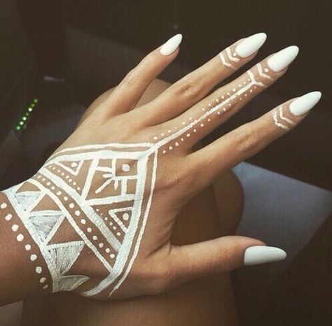 White henna Nails And Tattoos, Simple Hand Henna, Hanna Tattoo, Henna Hand Designs, White Henna Designs, Cute Henna, Henna Tattoo Hand, Finger Henna, Simple Henna Tattoo