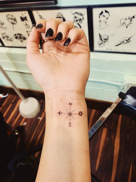 Compass travel tattoo Compas Tattoo Designs Simple, Cute Compass Tattoo, Travel Tattoo Behind Ear, Compass Tattoo Feminine Simple, Mini Travel Tattoos, Compass Travel Tattoo, Travel Small Tattoo, Compass Tattoo Siblings, Dainty Compass Tattoo Feminine