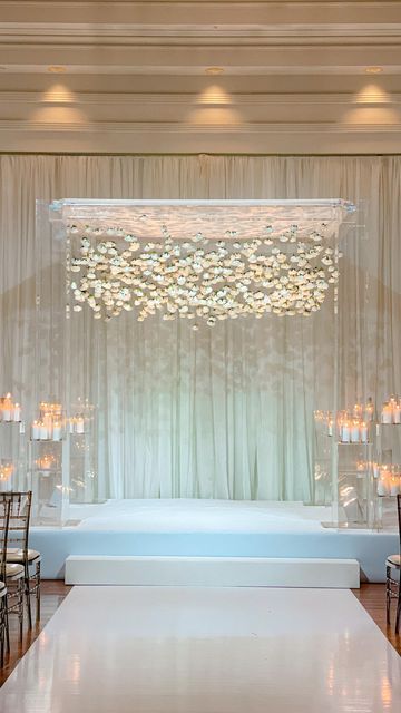 Rachel A. Clingen on Instagram: "All the dreamy chuppah vibes 🤍 . @table.of.contents @rachelaclingen @eventuredesign . #chuppah #chuppahdesign #chuppahflowers #chuppahinspiration #beautifulweddings #jewishwedding #mazeltov #modernchuppah" Modern Wedding Chuppah, Flower Chuppah Wedding, Modern Chuppah Ideas, Chuppah White Flowers, Huppah Wedding Indoor, Simple Huppah, Mirror Chuppah, Clear Chuppah, Lucite Chuppah