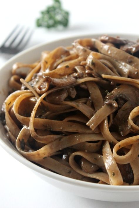 Balsamic Mushroom Pasta Balsamic Mushroom, Balsamic Mushrooms, Garlic Balsamic, Dinner Party Dishes, Mushroom Salad, Olive Oil Garlic, Pasta Dinners, Mushroom Pasta, Pan Meals