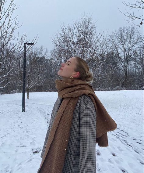 Brown Scarf Outfit, Cold Girl Aesthetic, Isabelle Heikens, England Pictures, Christmas Outfit Aesthetic, Scarf Outfit Winter, Scarf Aesthetic, Skiing Holiday, England Winter