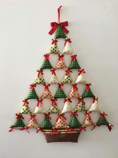 Diy Wall Hanging Ideas, Fabric Christmas Decorations, Christmas Decorations Sewing, Pola Macrame, Wall Hanging Ideas, Christmas Patchwork, Christmas Sewing Projects, Felt Crafts Christmas, Hanging Ideas