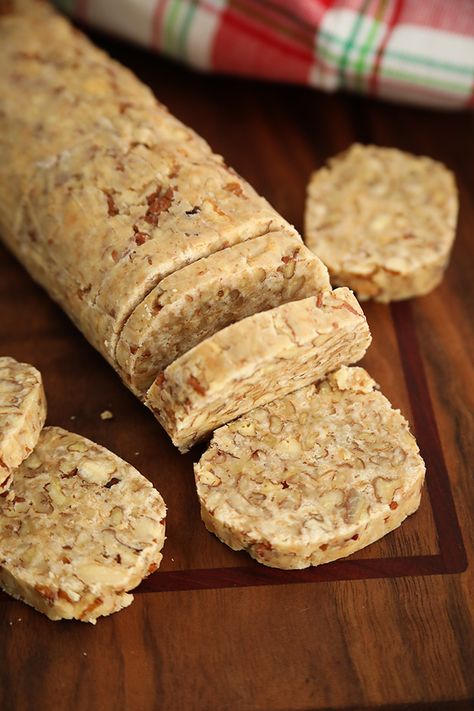 Nanas 3 Ingredient Pecan Log, Pecan Log Roll, Pecan Treats, Pecan Log, Candy Homemade, Fruit Treats, Bark Recipes, Praline Recipe, Pecan Desserts