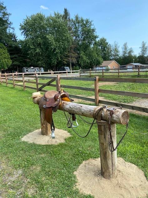 Horse Property Ideas, Diy Round Pen, Diy Horse Round Pen, Diy Round Pen For Horses, Tackroom Ideas, Run In Shed For Horses Diy, Horse Pallet Shelter, Working Equitation Obstacles Diy, Horse Shelter With Hay Storage