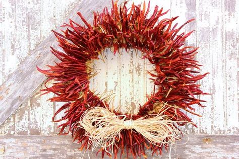 A some sizzle to your home with a chili pepper wreath. Visit Site for Tutorial Pepper Wreath, Cheap Christmas Diy, Dried Peppers, Unique Christmas Decorations, Wreath Forms, Christmas Wreaths Diy, Chili Pepper, Stuffed Hot Peppers, Outdoor Christmas Decorations